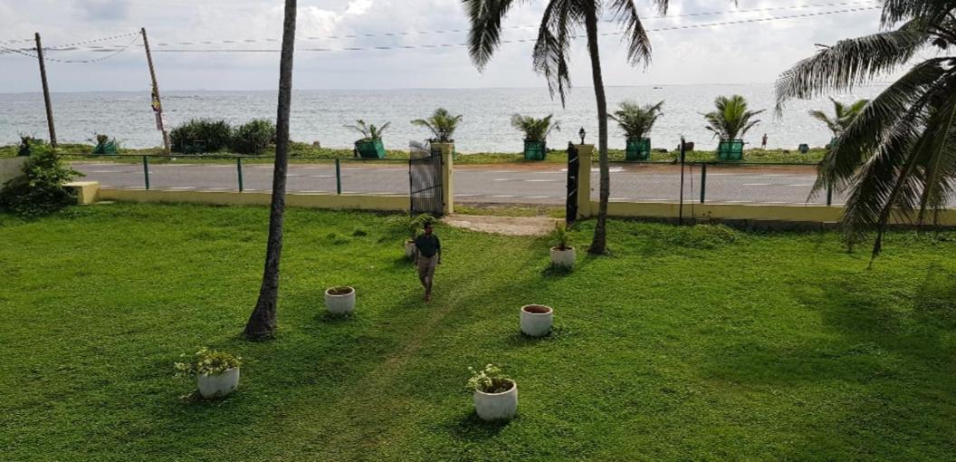 Nalendra Villa - Oceanfront Хикадува Екстериор снимка